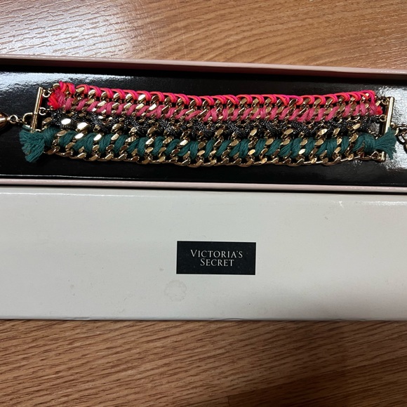 Victoria Secret Bracelet nwot but comes with box - Picture 1 of 2